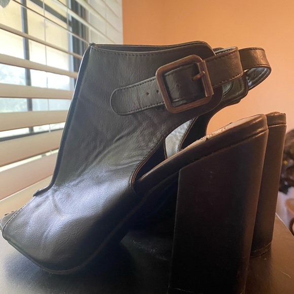 Vivid Diva, Black leather heels, Women’s size 7.5 - Picture 3 of 7